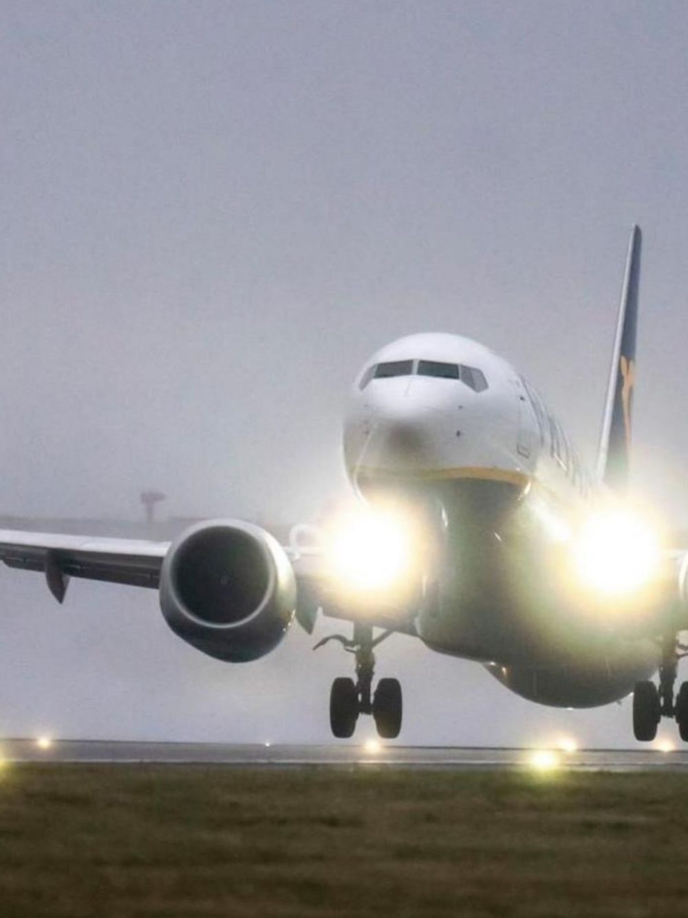 airport transfer page aircraft landing